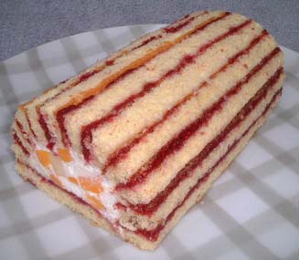 ラズベリーしま模様のロールケーキの写真