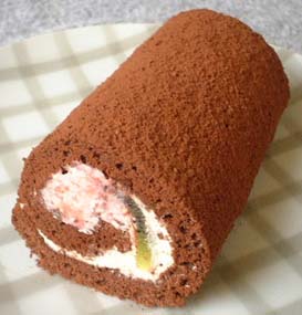 苺のチョコレートロールケーキの写真