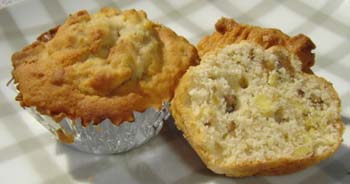 サツマイモと胡桃のマフィンの写真