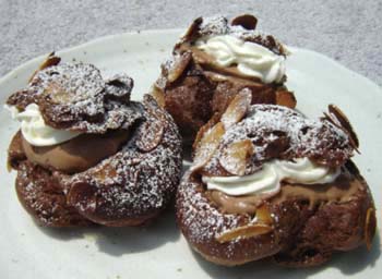 チョコレートシュークリームの写真