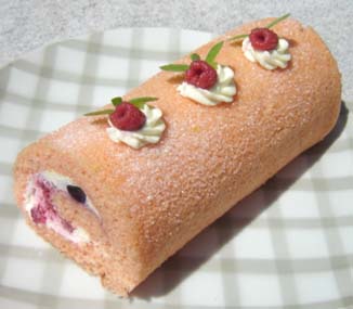 ベリーベリーのロールケーキの写真