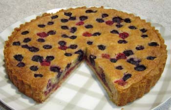 ラズベリーとブルーベリーのタルトの写真