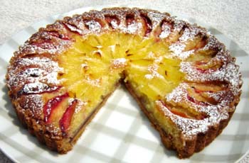 プラムとパイナップルのタルトの写真