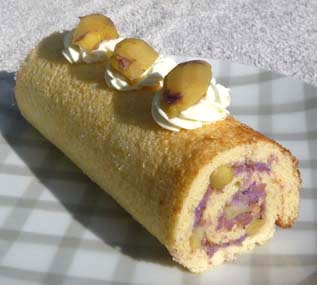 紫芋のロールケーキの写真