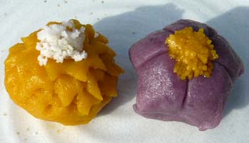 紫芋とカボチャの練り切りの写真