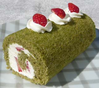 苺のロールケーキの写真