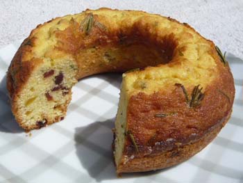 ハーブとクランベリーのリングケーキの写真