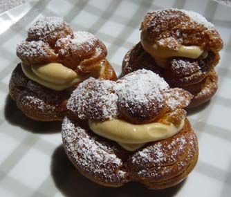 紅茶風味のシュークリームの写真