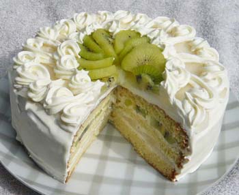 洋梨とキーウィフルーツのショートケーキの写真