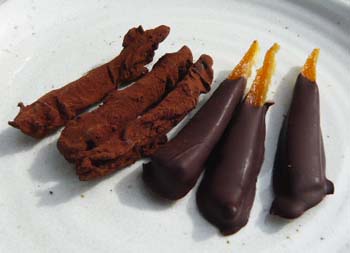 オレンジスティックのチョコレートの写真