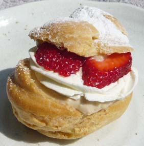 苺のシュークリームの写真