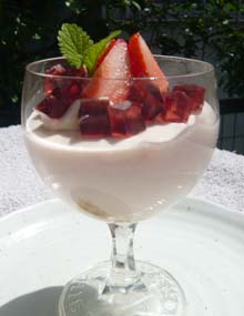 苺のムースグラスの写真