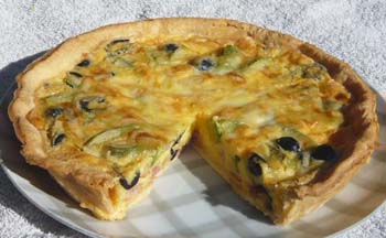 アボカドとオリーブのキッシュの写真