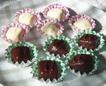 クランベリーとカシューナッツのチョコレートの写真