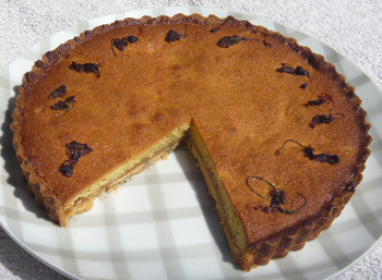 桜のクリームタルトの写真