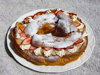 苺のパリブレストの写真