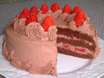 苺のチョコレートショートケーキの写真