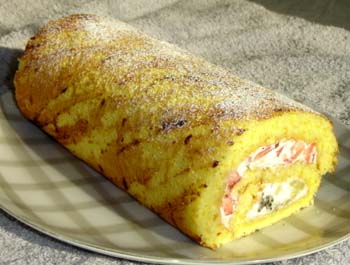 苺とキーウィのロールケーキの写真