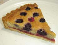 ラズベリーとブルーベリーのタルトの写真